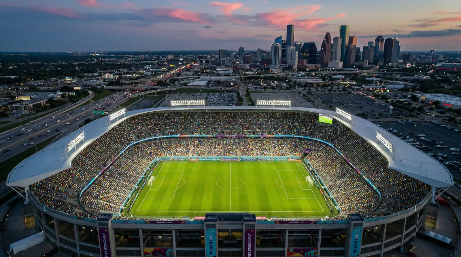 Vista panorámica de un gran estadio de fútbol preparado para el Mundial 2026 con el césped iluminado y las gradas vacías al atardecer